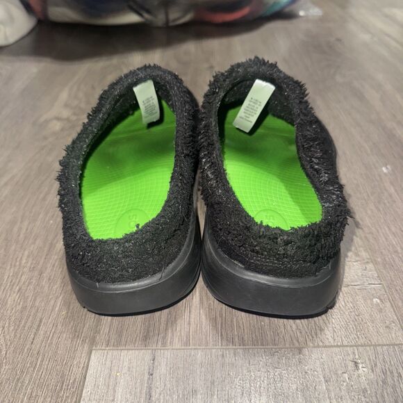 OOFOS Men's Black Slip-Ons with Vibrant Green Lining - Picture 4 of 7